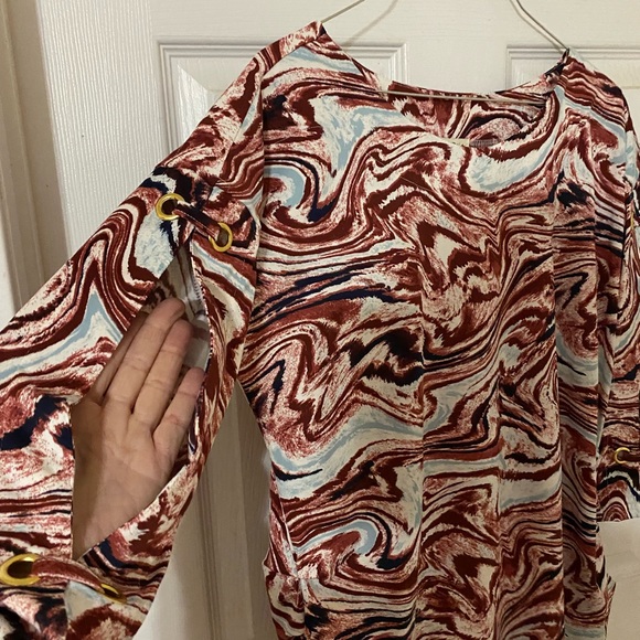 Patterned 3/4 sleeve blouse. - Picture 3 of 3